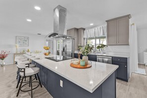 冷蔵庫、電子レンジ、オーブン、コンロ