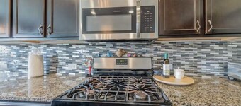 Beautiful home, 2 living rooms, group getaway, in welcoming Austin