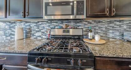 Beautiful home, 2 living rooms, group getaway, in welcoming Austin