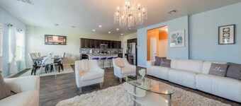 Beautiful home, 2 living rooms, group getaway, in welcoming Austin