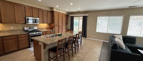 Køleskab, mikrobølgeovn, ovn, kogeplade