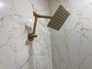 Ducha del cuarto de baño