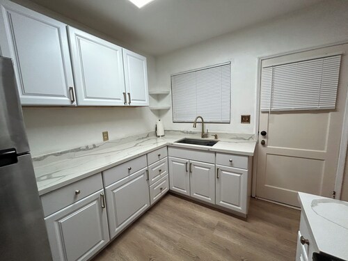 Cozy 2-bedroom Steps from the Lake