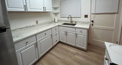 Cozy 2-bedroom Steps from the Lake