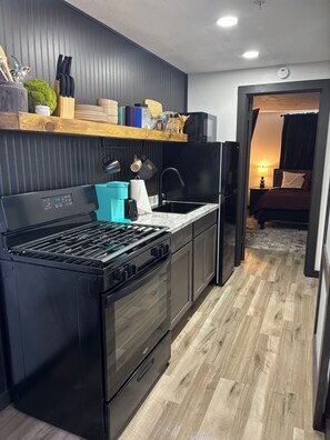 Private kitchen - 1-bedroom apartment in amazing Duncan with access to full gym (Duncan)