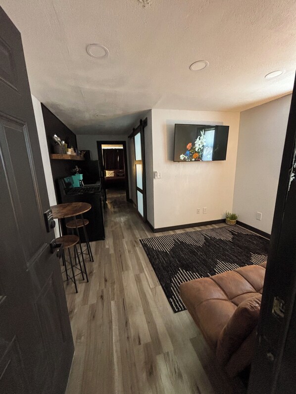 Interior - 1-bedroom apartment in amazing Duncan with access to full gym (Duncan)