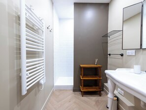 Douche, sèche-cheveux, serviettes fournies, savon