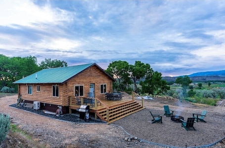 Outdoor dining. Traut Cabin - Mountain Views & Family Friendly