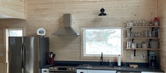 Charming 3-bedroom farmhouse with WiFi in Historic Charlotte, TN