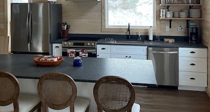 Charming 3-bedroom farmhouse with WiFi in Historic Charlotte, TN