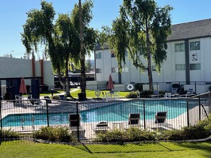 Outdoor pool - Airport,ASU,spring training, fast fiber Wi-Fi, 2desks, balcony, king bed (Tempe)