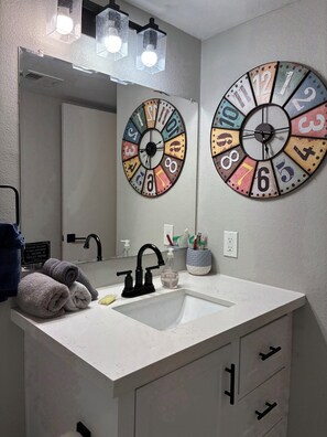Secador de cabelo, toalhas de banho, sabonete, shampoo