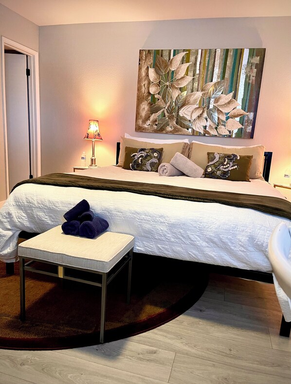 2 bedrooms, desk, iron/ironing board, free WiFi - Airport,ASU,spring training, fast fiber Wi-Fi, 2desks, balcony, king bed (Tempe)