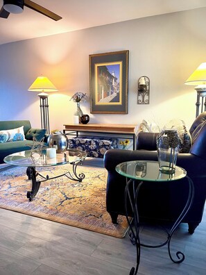 Smart TV, DVD player, books, video library - Airport,ASU,spring training, fast fiber Wi-Fi, 2desks, balcony, king bed (Tempe)