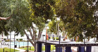 Airport,ASU,Cubs,WMGopen,fast fiber Wi-Fi, 2desks, balcony, king bed
