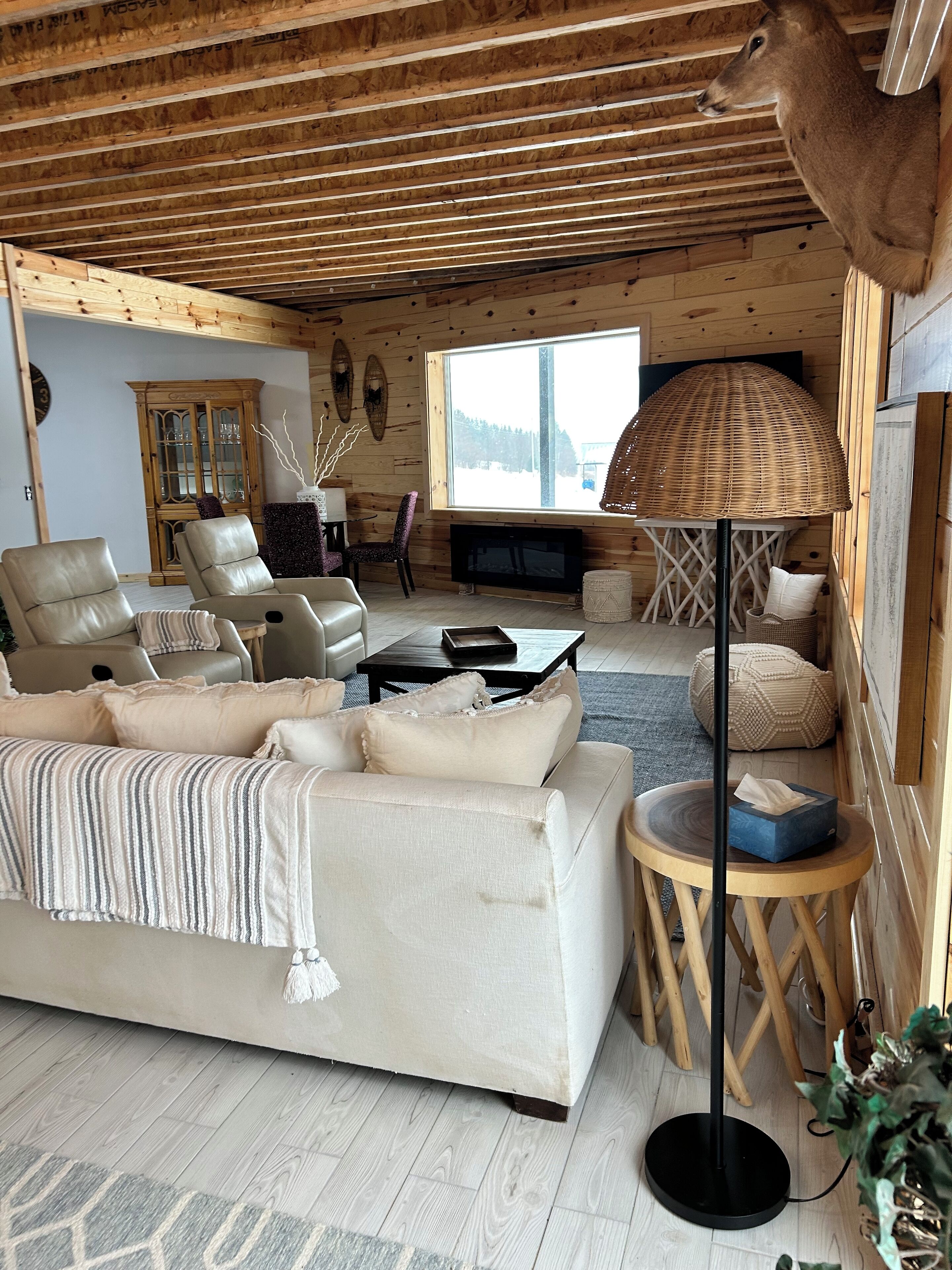 Een smart-tv en boeken