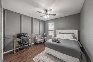 3 bedrooms, iron/ironing board, travel cot, WiFi - Modern, Comfy, Next to Frisco and Lake Lewisville in peaceful Little Elm (Little Elm)