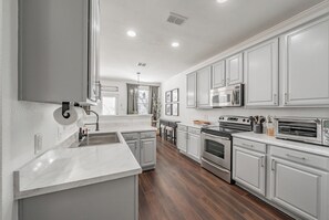 Fridge, microwave, oven, stovetop - Modern, Comfy, Next to Frisco and Lake Lewisville in peaceful Little Elm (Little Elm)