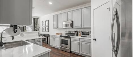 冰箱、微波炉、烤箱、炉灶