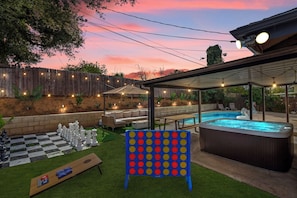 Outdoor dining - Carlton Serenity, Jacuzzi, Pool, BBQ, Games, Arcade, Fire Pit, 2 King Beds, Golf (Riverside)