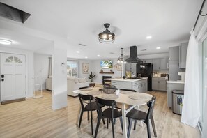 Dining - Carlton Serenity, Jacuzzi, Pool, BBQ, Games, Arcade, Fire Pit, 2 King Beds, Golf (Riverside)