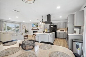 Fridge, microwave, oven, stovetop - Carlton Serenity, Jacuzzi, Pool, BBQ, Games, Arcade, Fire Pit, 2 King Beds, Golf (Riverside)