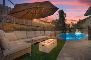 Outdoor pool - Carlton Serenity, Jacuzzi, Pool, BBQ, Games, Arcade, Fire Pit, 2 King Beds, Golf (Riverside)