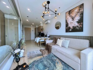 TV, table football, ping pong - Chic 2-bedroom condo with infinity pool free Vũng Tàu- Xuân Homestay (Vũng Tàu)