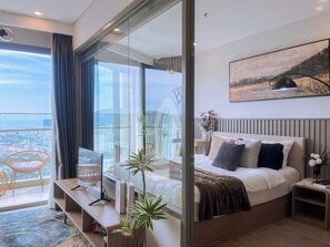 2 sovrum, värdeförvaringsskåp på rummet och skrivbord