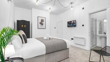 3 bedrooms, iron/ironing board, travel crib, WiFi (free)