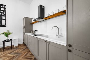 Frigorífico, microondas, horno y placa de cocina