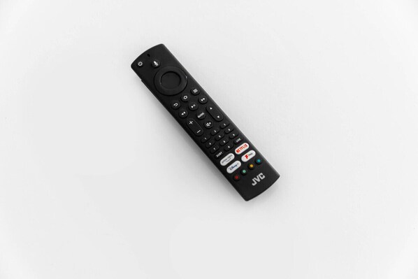 Une télécommande noire dotée de nombreux boutons et d’un pavé de navigation circulaire.