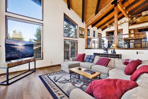 Smart-TV, Kamin, Videospiele, Tischfußball