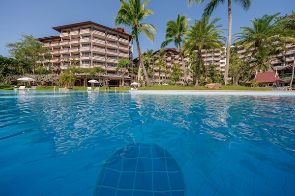 Una piscina al aire libre, sombrillas