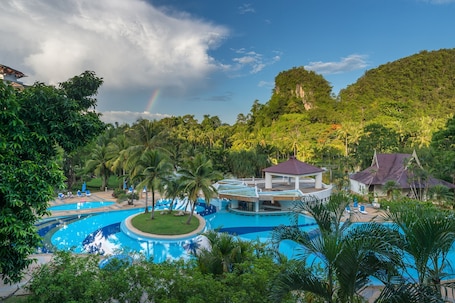 Una piscina al aire libre, sombrillas