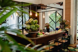 2 Bars/Lounges