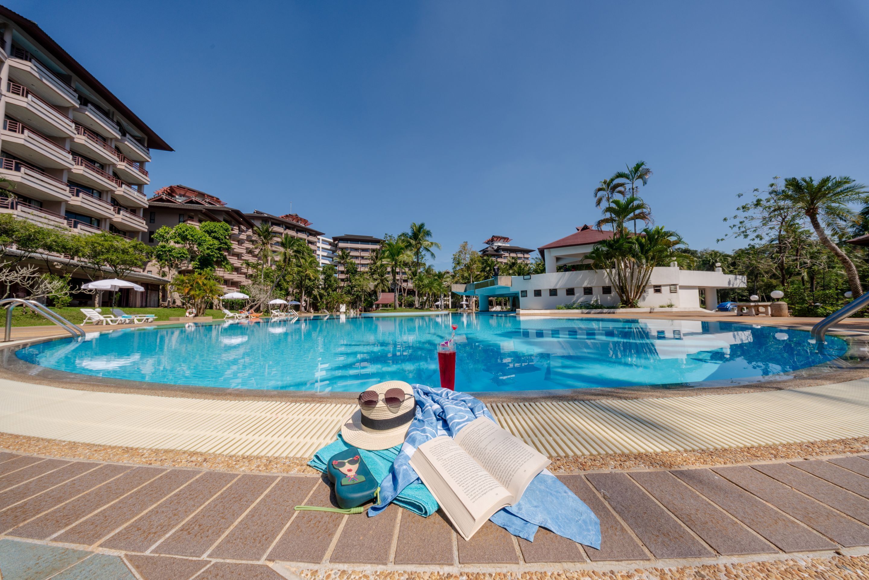 Una piscina al aire libre, sombrillas