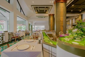 Petit déjeuner buffet servi tous les jours en supplément