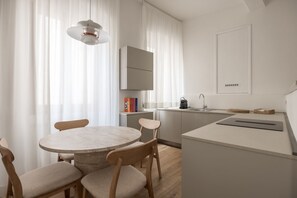 Kühlschrank, Ofen, Herdplatte, Wasserkocher mit Kaffee-/Teezubehör