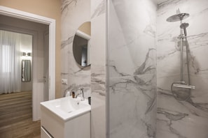 Douche, sĂšche-cheveux, bidet, serviettes fournies