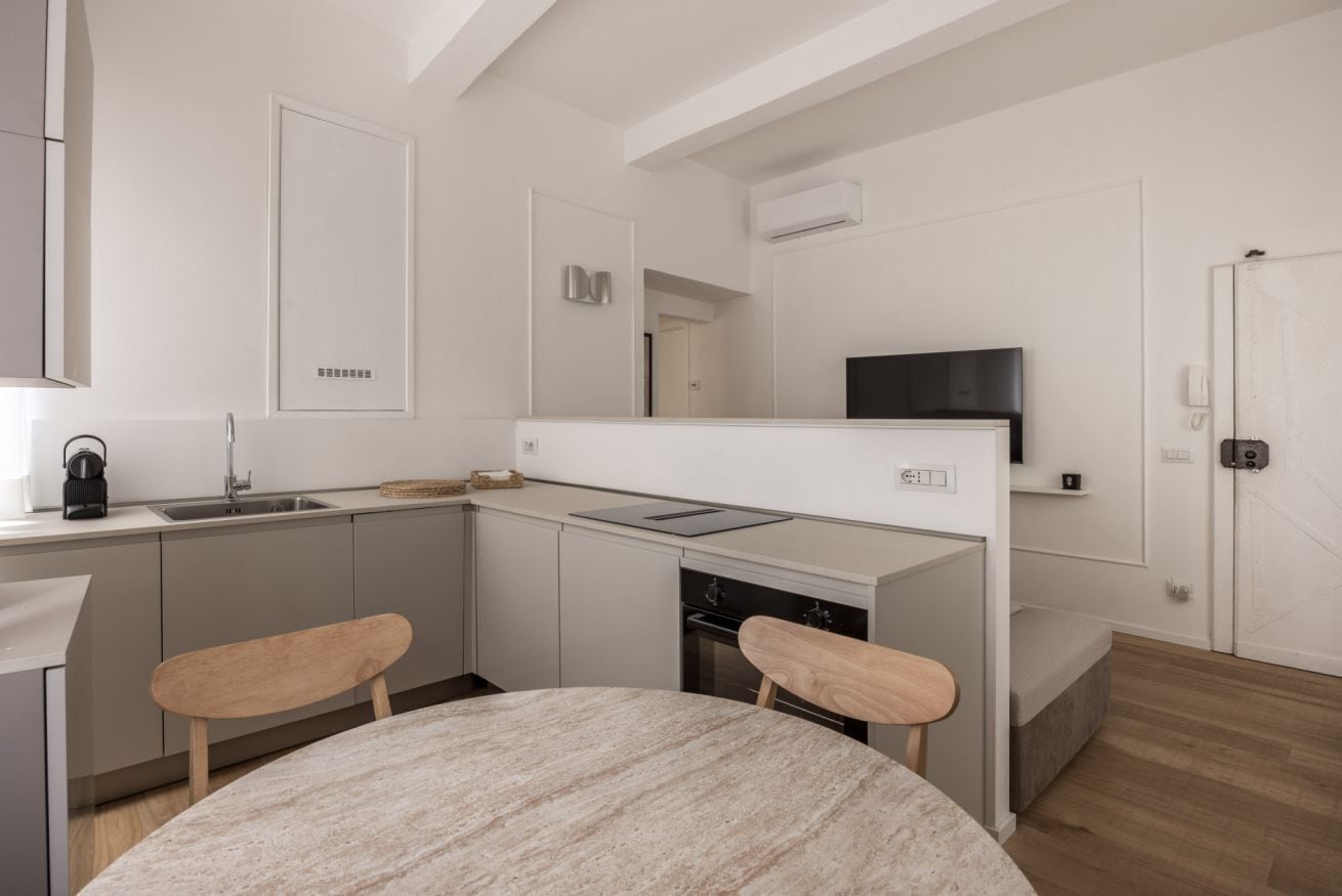 Fridge, oven, stovetop, coffee/tea maker