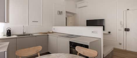 Kühlschrank, Ofen, Herdplatte, Wasserkocher mit Kaffee-/Teezubehör