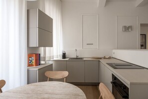Fridge, oven, stovetop, coffee/tea maker