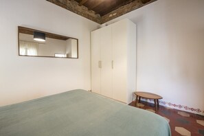 1 habitación, escritorio, tabla de planchar con plancha y wifi 