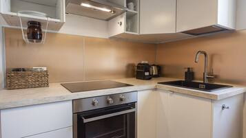 Frigorifero, forno, piano cottura, macchina per tè/caffè