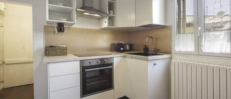 Kühlschrank, Ofen, Herdplatte, Wasserkocher mit Kaffee-/Teezubehör