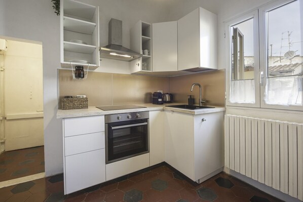 Refrigerador, horno, placa de cocina, cafetera/tetera