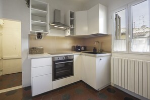 Kühlschrank, Ofen, Herdplatte, Wasserkocher mit Kaffee-/Teezubehör