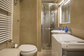 Bruser, hårtørrer, håndklæder, Shampoo
