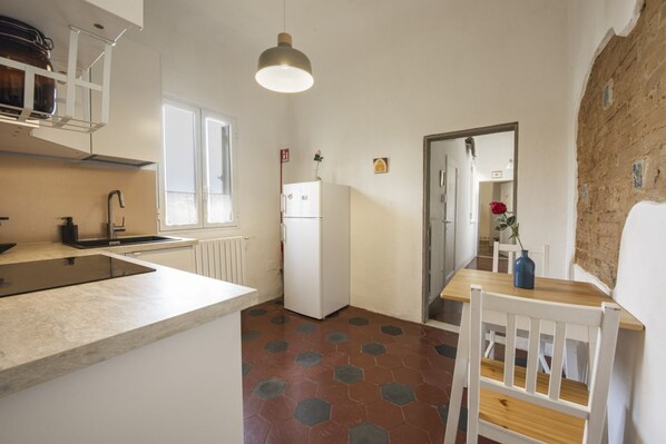 Fridge, oven, stovetop, coffee/tea maker